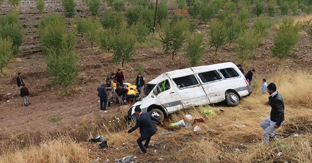 Yolcu minibüsü şarampole yuvarlandı