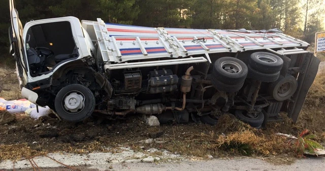 Yoldan çıkan kamyon devrildi: 2 yaralı