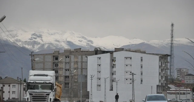 Yüksekova’daki yüksek kesimlere kar yağdı