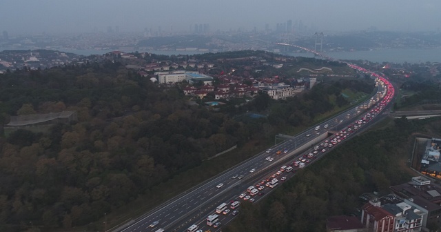 15 Temmuz Şehitler Köprüsü&#039;nde trafik yoğunluğu drone ile görüntülendi