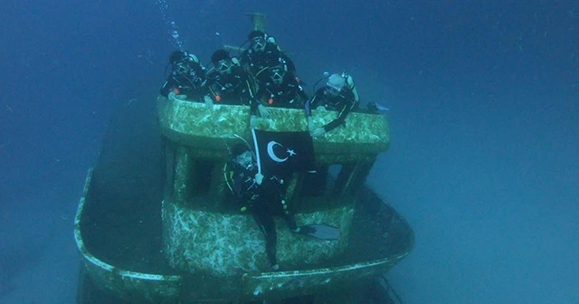 20 metre derinde Türk bayrağı açtılar