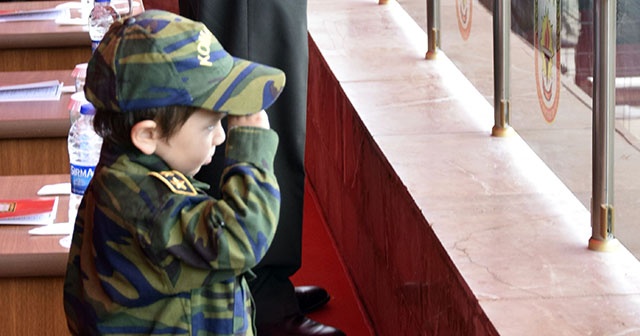 3 yaşındaki Yusuf, asker selamıyla yemin törenine damga vurdu