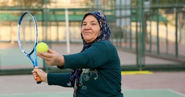 67 yaşında tenis oynayan Durdu teyzeye Hülya Avşar'dan maç daveti