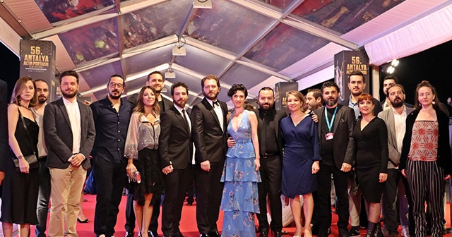 Altın Portakal Film Festivali’nde kırmızı halıda ünlüler geçidi
