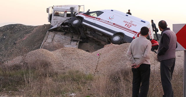 Ambulans taşıyan çekici yol kenarına uçtu