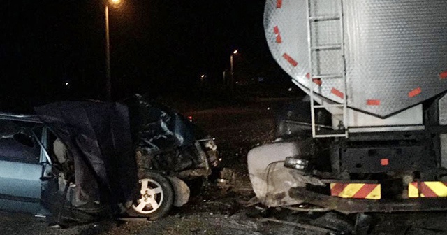 Aydın&#039;da otomobil süt tankerine çarptı: 1 ölü, 1 yaralı