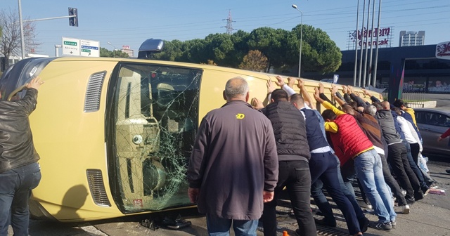 Bağcılar&#039;da yolcu minibüsü ile hafif ticari araç çarpıştı: 5 yaralı