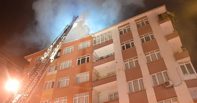 Bahçelievler'de beş katlı bir binanın çatısı alev alev yandı