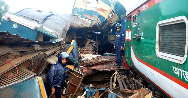 Bangladeş&#039;te iki tren çarpıştı: 16 ölü, 48 yaralı