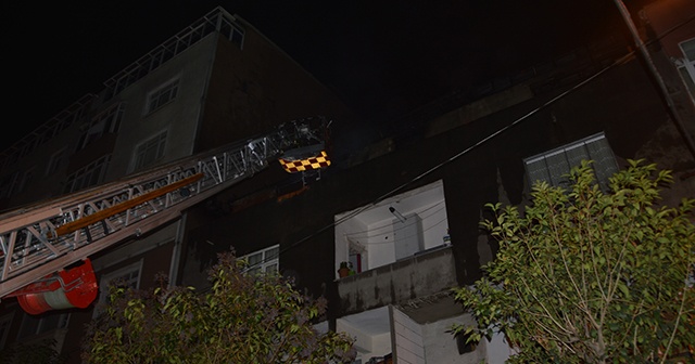 Beyoğlu’nda iki binanın çatısı alev alev yandı