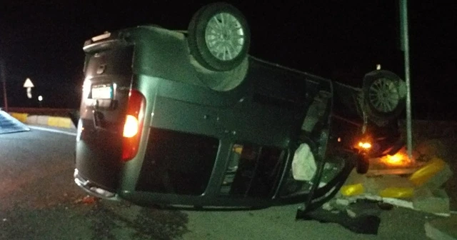 Beyşehir’de hafif ticari araç devrildi: 3 yaralı