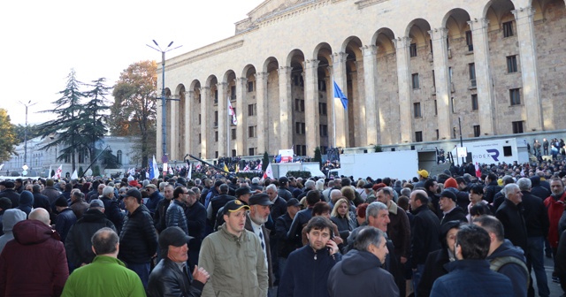 Binlerce gösterici parlamento binasını kuşattı