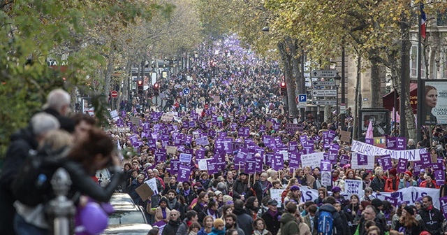Binlerce kişi kadına şiddete karşı yürüdü