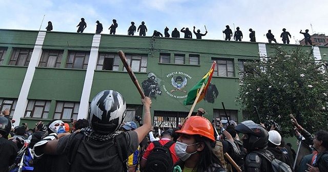 Bolivya&#039;da bazı polisler protestoculara katıldı