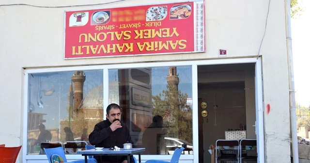 Bu tabelaya kimse akıl sır erdiremiyor