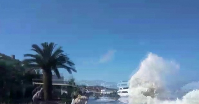 Büyükada&#039;da kıyıya vuran dalgalar nedeniyle vatandaşlar ölümden döndü
