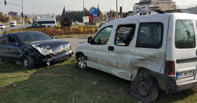 Cenazeden dönen otomobil kamyonete çarptı: 4 yaralı