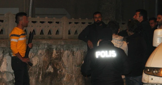 Çenesine tüfek dayayıp eşinin gelmesini istedi