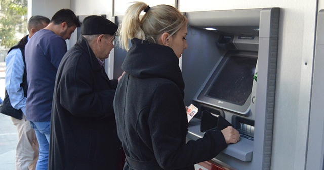 Cezaevine girmek için ATM&#039;lere zarar verdi