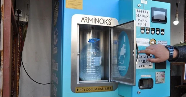 Çiftliğinde ürettiği sütü 'sütmatik' ile satıyor