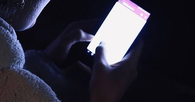 Çin&#039;de gece boyunca telefonla oynayan kişi kör oldu