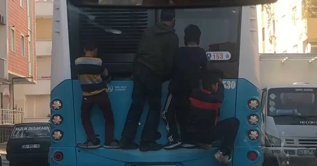 Çocukların otobüs arkasında ölümüne yolculuğu kamerada