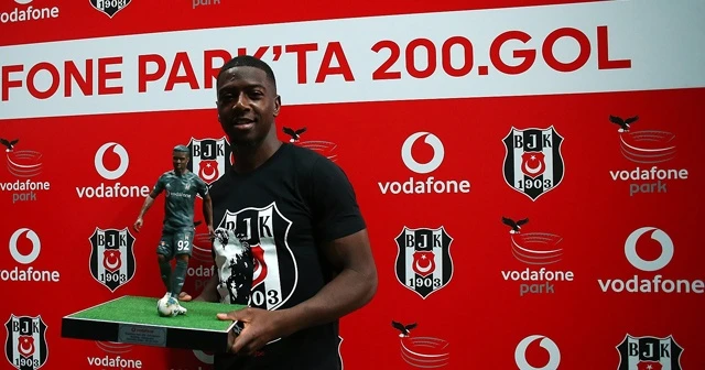 Diaby&#039;ye maçtan önce 200. gol plaketi