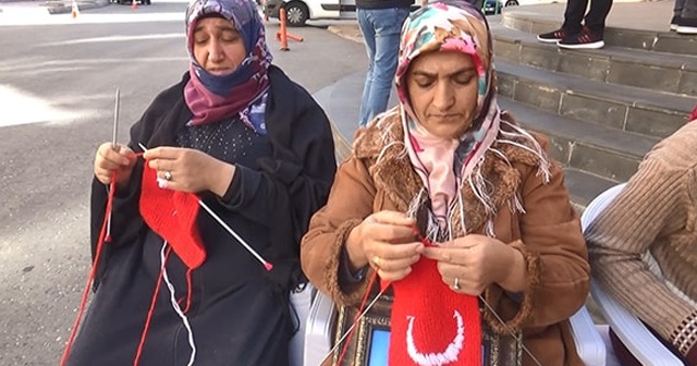 Diyarbakır anneleri ördükleri boyunlukları Barış Pınarı&#039;na katılan Mehmetçiğe gönderdi