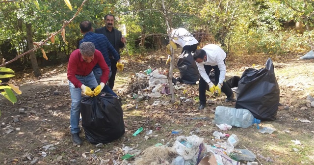 Duyarsız vatandaşların attığı 1 ton çöp toplatıldı