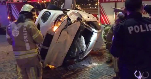 E-5’te direğe çarpıp AVM’nin önünde devrildi