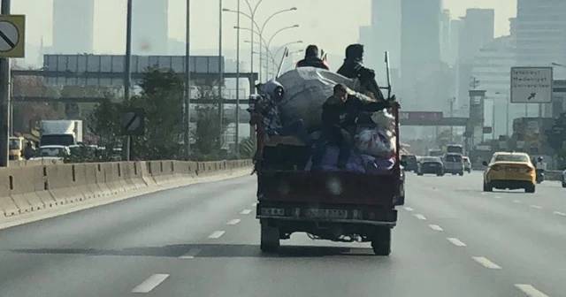 E-5’te kamyonet kasasında şaşkına çeviren yolculuk kamerada