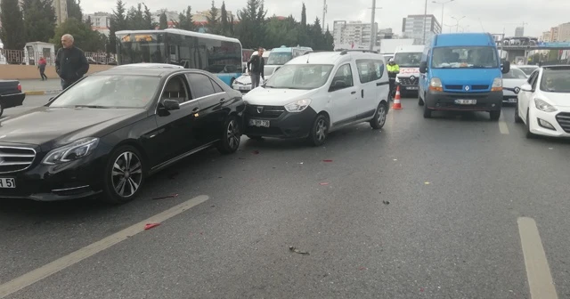 E-5’te yolcu indirmek isterken zincirleme kazaya neden oldu: 1 yaralı