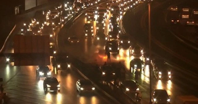 E5'te alev alev yanan aracın imdadına beton mikseri yetişti