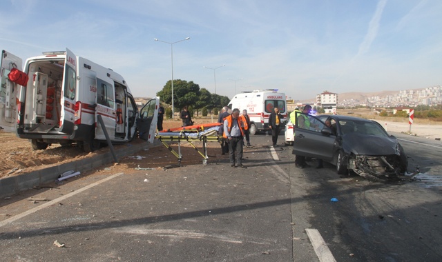 Elazığ&#039;da ambulans ile otomobil çarpıştı: 1&#039;i ağır 7 yaralı