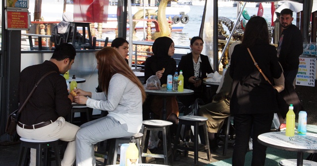 Eminönü’ndeki balıkçı teknelerinde satış devam ediyor