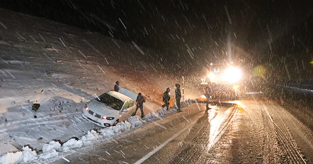 Erzincan-Sivas kara yolunda ulaşım kar ve tipi nedeniyle güçlükle sağlanıyor