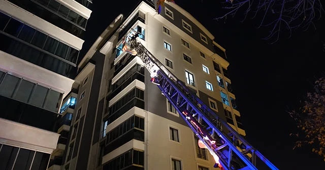 Evde kilitli kalan çocukları itfaiye kurtardı