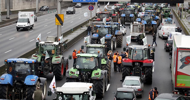 Fransa’da çiftçilerden traktörlü eylem