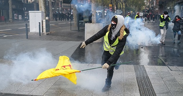 Fransa&#039;da sarı yeleklilerin dünkü gösterilerinde 254 kişi gözaltına alındı