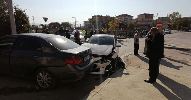 Gebze'de otomobiller çarpıştı