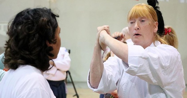 Görme engelli İngiliz sporcudan kadınlara aikido dersi