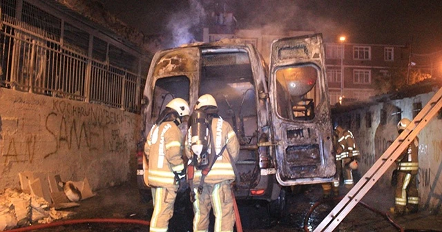 Güngören’de servis minibüsü alev alev yandı