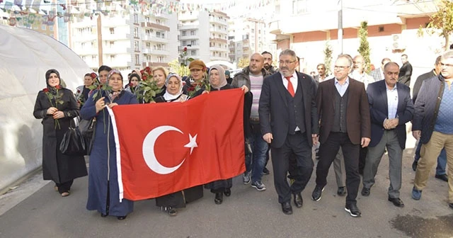 Gurbetçilerden HDP önünde evlat nöbeti tutan ailelere anlamlı ziyaret