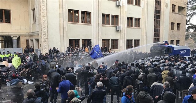 Gürcistan&#039;da parlamentoyu kuşatan göstericilere polis müdahalesi: 37 gözaltı, 6 yaralı