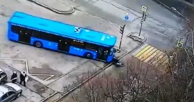 Halk otobüsü yaşlı kadını ve torununu ezdi