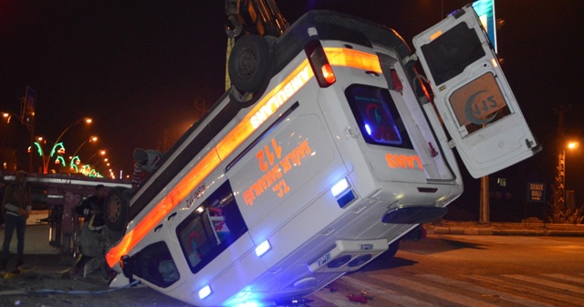 Hasta taşıyan ambulans otomobille çarpıştı: 1 ölü, 9 yaralı