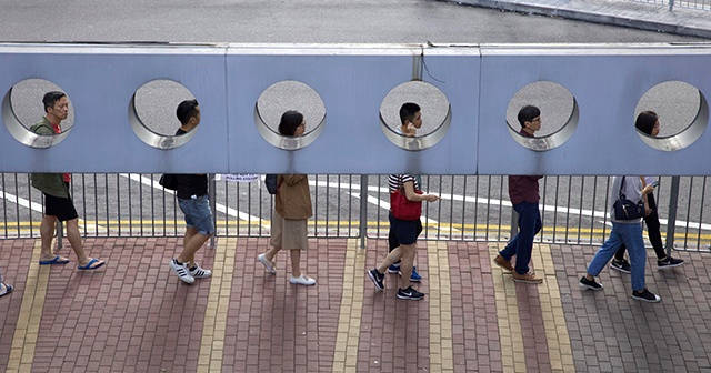 Hong Kong&#039;da halk yerel seçim için sandık başında