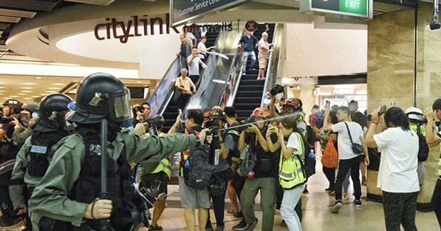 Hong Kong&#039;da polisten alışveriş merkezlerine baskın