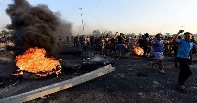 Iraklı göstericiler Basra&#039;da petrol kuyularına giden yolu kapattı