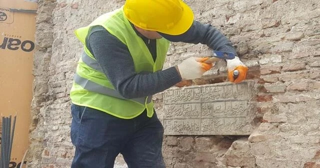 İş yeri inşaatının duvarından kitabe çıktı!